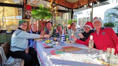 Jos� Ram�n, en la cabecera de la mesa, con su familia