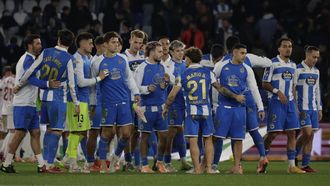 Los jugadores del Deportivo celebran el triunfo al final del partido