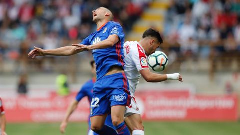 Rocha Buendia Cultural Real Oviedo Reino de Leon.Rocha lucha por un balon con Buendia