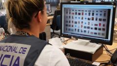 Imagen de archivo de la polic�a investigando un caso de distribuci�n de pornograf�a infantil.