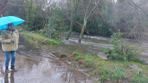 Una vecina se acerc� este mi�rcoles al Sar para comprobar su caudal tras las �ltimas lluvias