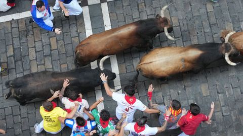 Un instante del encierro al paso de la calle Estafeta
