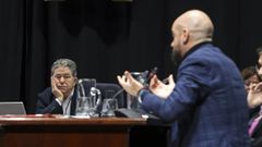 El alcalde de Pontevedra, Fern�ndez Lores, escucha a Iv�n Puentes (PSOE) durante el pleno de presupuestos