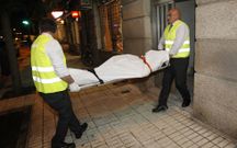 Retirada de un cad�ver del crimen del armario en Fragoso. 