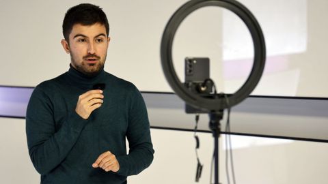 El periodista Jorge Noya, preparando uno de los vdeos de La Voz Explica, que acaba de alcanzar los 30.000 seguidores.