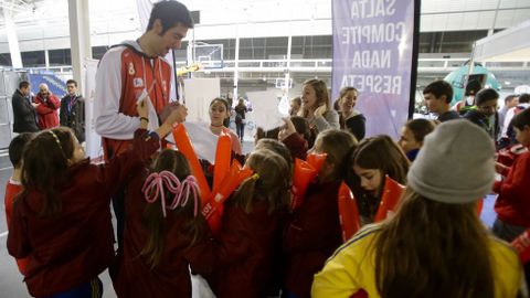 Los m�s peque�os solicitan aut�grafos a algunas de las estrellas que participar�n en la Copa del Rey