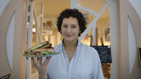 Gabriela, responsable de Waco, con el sándwich pastrami