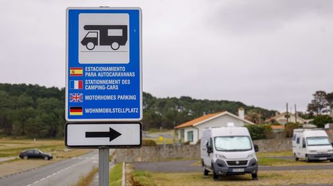 Aparcamiento de autocaravanas en Doni�os, en una imagen tomada este lunes.