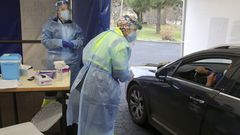 Personal del �rea Sanitaria de Ferrol realizando PCR en el hospital Novoa Santos