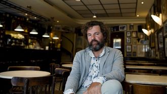 El escritor Jacobo Bergareche en el caf� Macondo, en A Coru�a