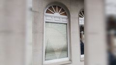 Imagen de los da�os ocasionados en uno de los ventanales del estanco