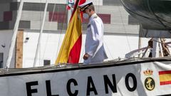 Felipe VI desembarcando del buque escuela en Cdiz, en junio de este ao. El ayuntamiento gaditano ha decidido retirar de su callejero el ttulo del que fuera heredero de la corona, Prncipe de Asturias