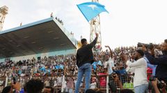 El recibimiento al �rbitro en el estadio de Mogasdicio.