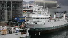 A la derecha, el Santo do Mar, atracado en Mar�n en el 2010, antes de ser alargado 10 metros