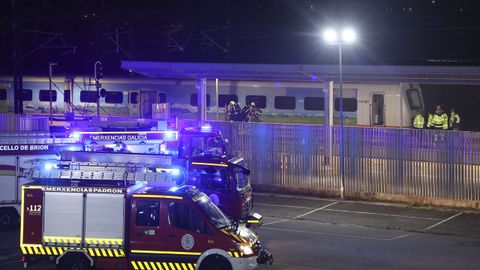 Efectivos de los GES de Bri�n y Padr�n, en el incendio que se produjo en un convoy de tren vac�o y al que no pudieron acudir los bomberos de Santiago por falta de medios humanos