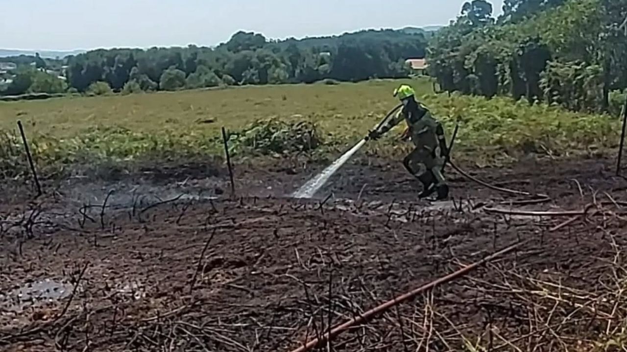 Apagado un fuego forestal en Castro originado por bombas de palenque