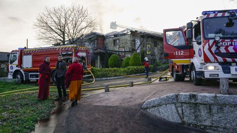 Los vecinos de San Amaro se acercaron a interesarse y a ofrecer ayuda.