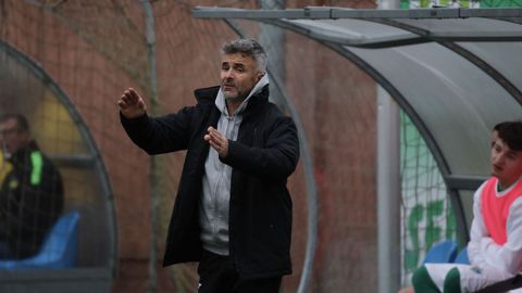 Adri�n Lema, entrenador del Coristanco