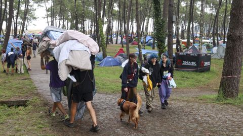 Algunos rezagados llegan con sus pertrechos para instalarse en la acampada.