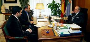 Jos� Crespo y Rom�n Rodr�guez presentaron en noviembre del 2002 el estudio al presidente Fraga.