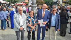 El concejal Amancio Daz, la alcaldesa, Raquel Bautista, Emiliano Quiroga y Jos Miguel Fernndez, Quix, en la plaza doctor Quiroga.