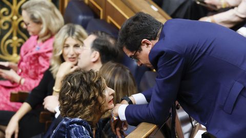 La ministra de Hacienda en funiciones, Mara Jess Montero, conversa con un diputado a su llegada al Congreso de los Diputados para asistir a la ceremonia de jura de la Constitucin de Leonor