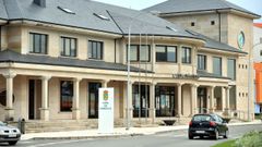 El local social se encuentra en un lateral del consistorio de Cari&ntilde;o