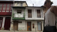 Viviendas rehabilitadas junto a otra en estado de abandono en Carude