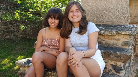 Abril y Luc�a, dos primas que siguen la tradici�n de sus madres y abuelas de pasar las vacaciones en familia en Melide