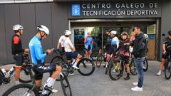 Javier G�mez Noya charla este jueves con un grupo de triatletas a las puertas del CGTD