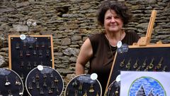 Teresa Carbajo con algunas de las piezas que ella dise�a, confecciona y vende bajo la marca Ortegal Tribal