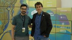 O director grovense Javier Veiga - dereita-, posando en Ourense con scar Doviso, director artstico do OUFF. 