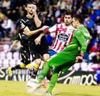 Whalley despeja el bal�n ante la presencia del zaguero Rub�n y el delantero Aganzo. 