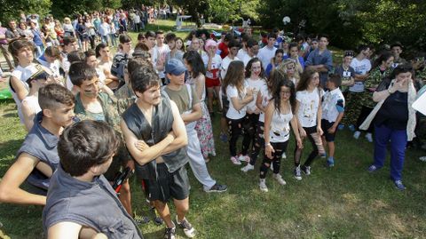 EL pblico abarrot las orillas del Anlln para disfrutar del desfile festivo por San Xon