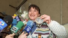 Fotograf�a de archivo tomada el 03/03/1992 de la esquiadora Blanca Fern�ndez Ochoa, rodeada de periodistas, a su llegada al aeropuerto de Barajas, tras ganar la medalla de bronce en el eslalon de los Juegos Ol�mpicos de Albertville, Francia
