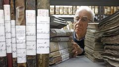 En una imagen del 2023, F�lix Villares, de�n de la catedral, coloca unos legajos en una de las estanter�as del archivo diocesano de Mondo�edo.