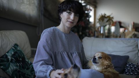 Tatiana Ramallo, que lucha contra el c�ncer desde hace cuatro a�os, con sus dos perros en su casa
