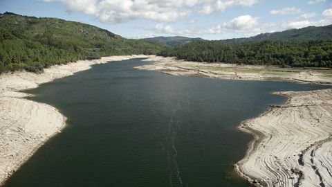 Imagen del bajo nivel de agua que tiene el embalse de Lindoso, en el sur de la provincia ourensana, la zona m�s afectada por la sequ�a.