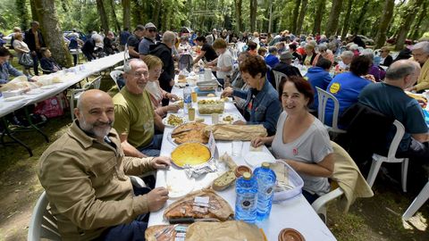 Comida na carballeira de Santa Isabel no Convivio da Cultura Galega de Outeiro de Rei