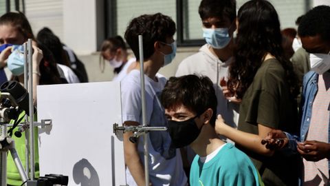 En la misma capital gallega, alumnos del IES de Sar contemplan el eclipe