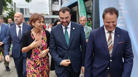El presidente del Principado de Asturias, Adri�n Barb�n, recibe una medalla del presidente de la C�mara de Comercio de Gij�n, F�lix Baraga�o, durante su visita institucional a la 67 edici�n de la Fidma