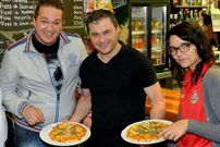 Gonzalo Garc�a, con las primeras �pizza Nicol�s� que hizo ayer. 