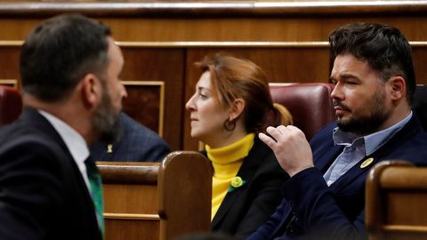 Carolina Telechea y Gabriel Rufin, de ERC, al paso de Santiago Abascal, de Vox