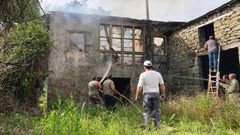 Incendio en una vivienda deshabitada de Espi�o (A Veiga)