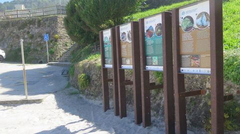 Os catro paneis instalados na praia das Salseiras, en Cai&oacute;n