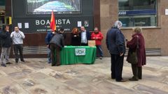 Vox instal� una mesa informativa en la calle Real