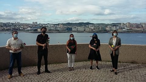 La Domus, una de las sedes del festival, acogi� este martes la presentaci�n de la XI Mostra de Cinema Perif�rico (S8). De izquierda a derecha, Xurxo Couto, diputado provincial; �ngel Rueda, codirector del certamen; In�s Rey, alcaldesa de A Coru�a; Ana Dom�nguez, codirectora del (s8), y Dolores Meijom�n, coordinadora de Pol�tica Audiovisual de Agadic.
