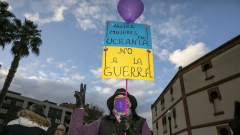 Una mujer sostiene una pancarta en una manifestaci�n por el 8M, D�a Internacional de la Mujer, en Gij�n