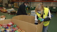 Voluntarios en el Banco de Alimentos R�as Altas, en foto de archivo