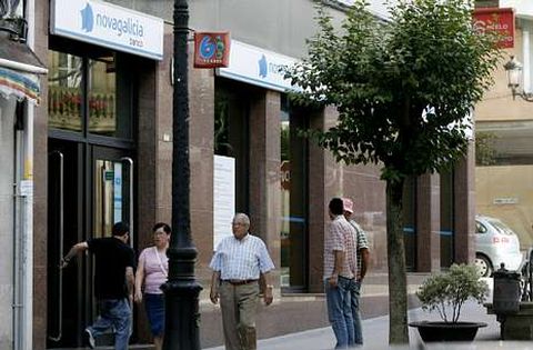 Afectados por las preferentes de Lal�n, Agolada y Doz�n acuden a diario a la OMIC lalinense.